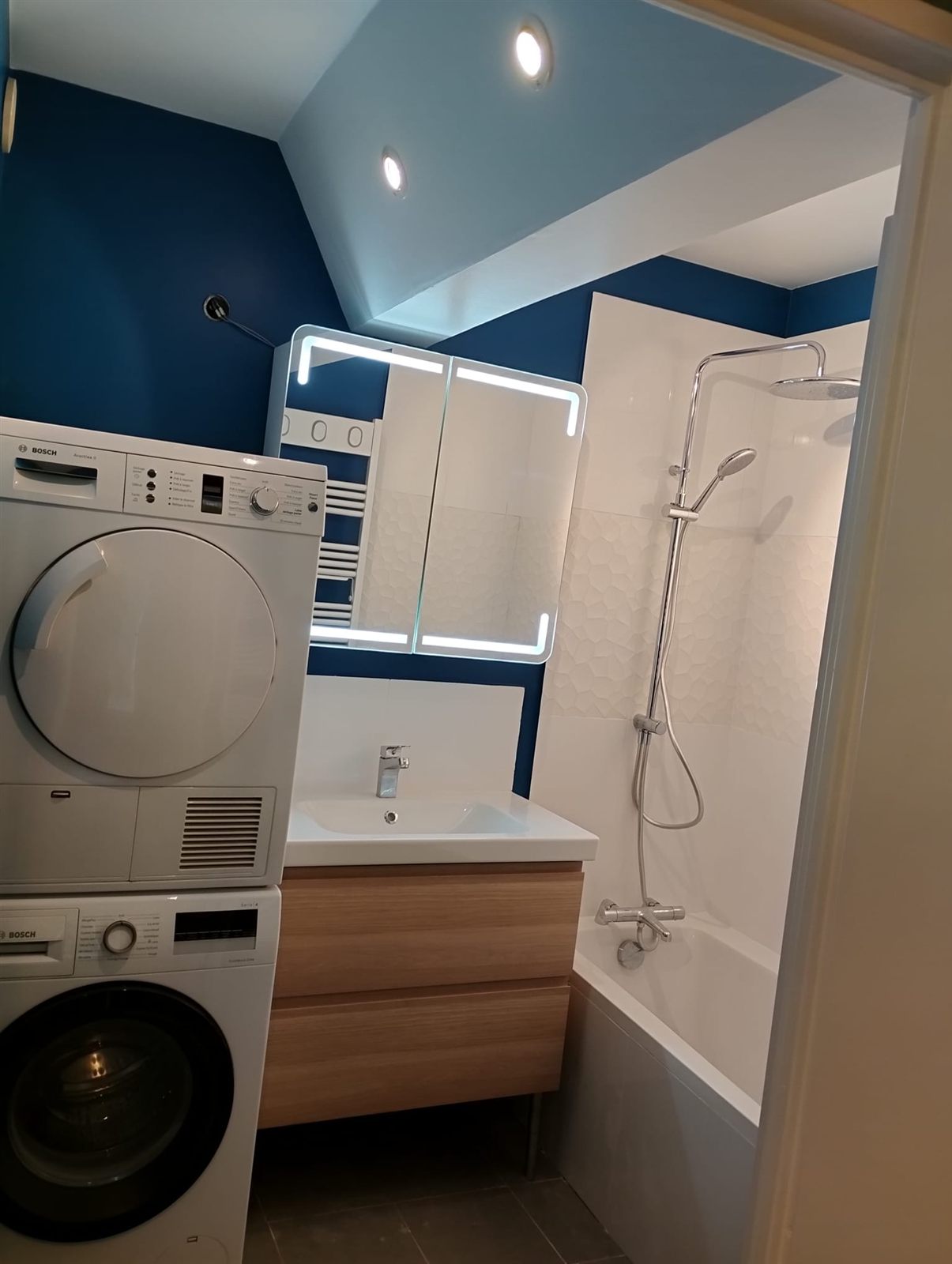 Même salle de bain repeinte en bleu nuit avec douche neuve