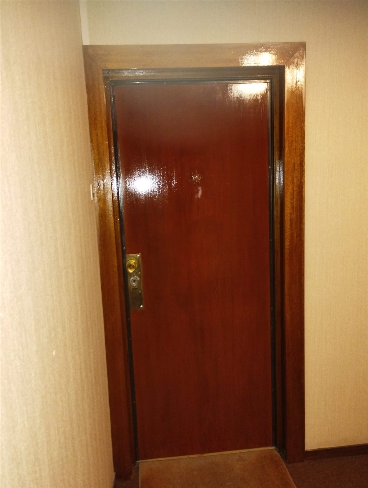 Porte vernie couleur acajou