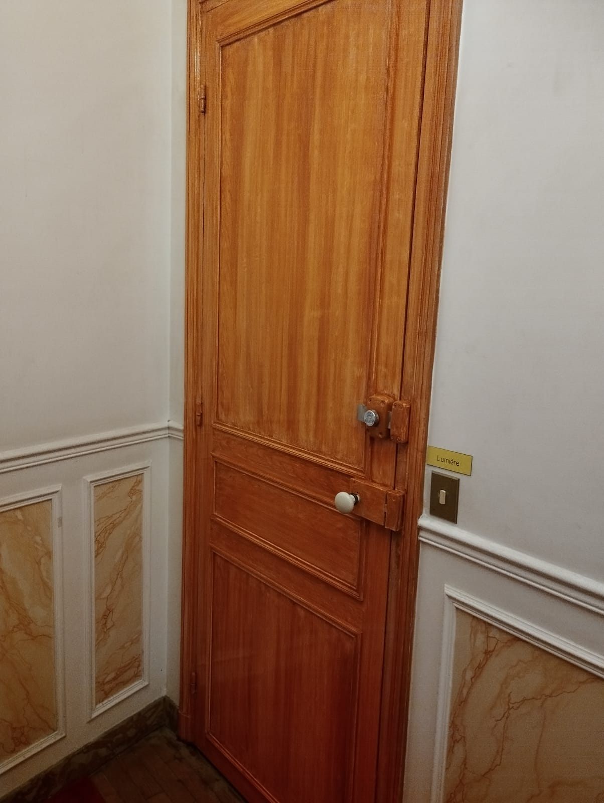 Porte et boiseries peintes en effet bois