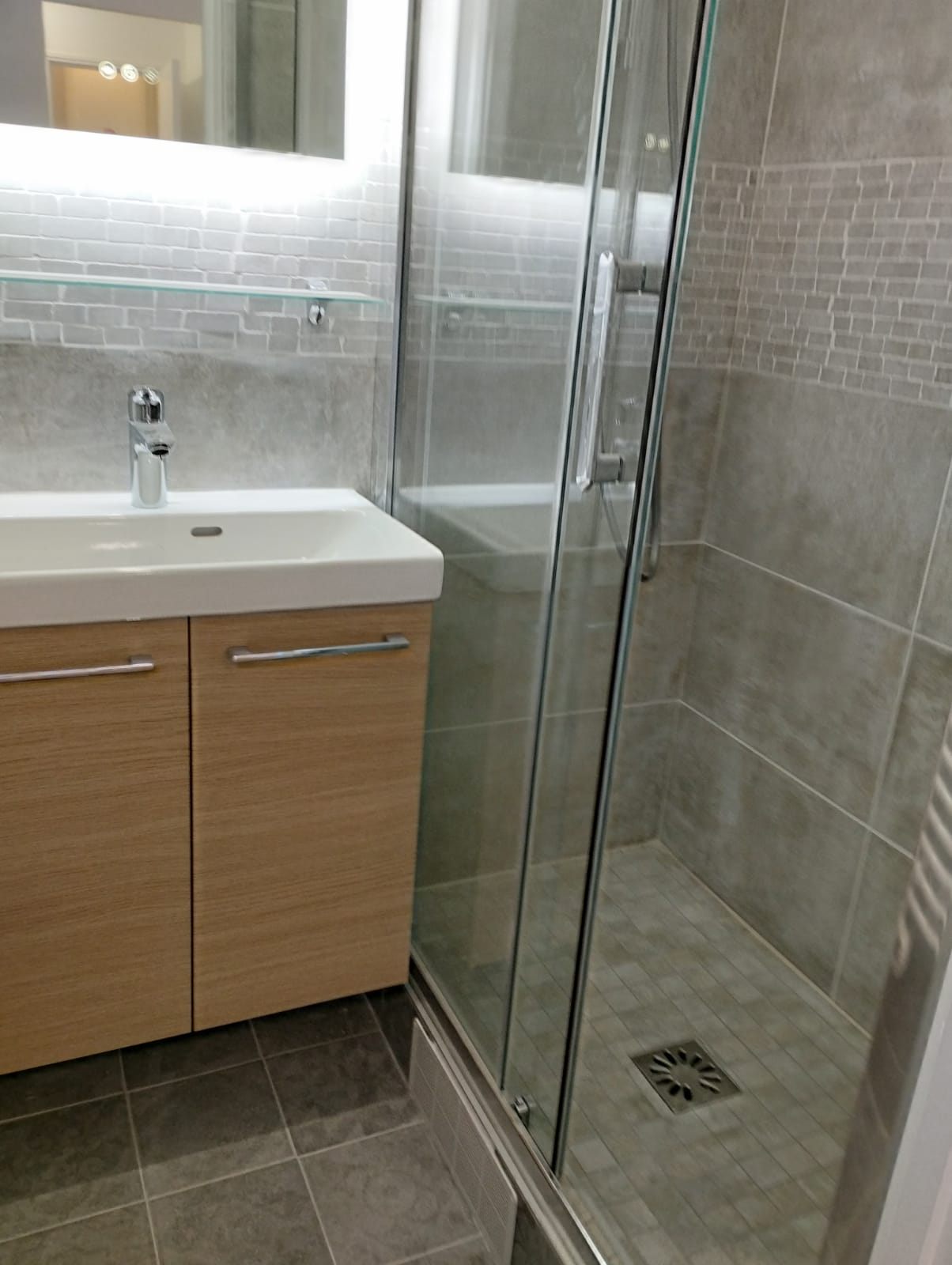 Douche à l'italienne, carrelage gris